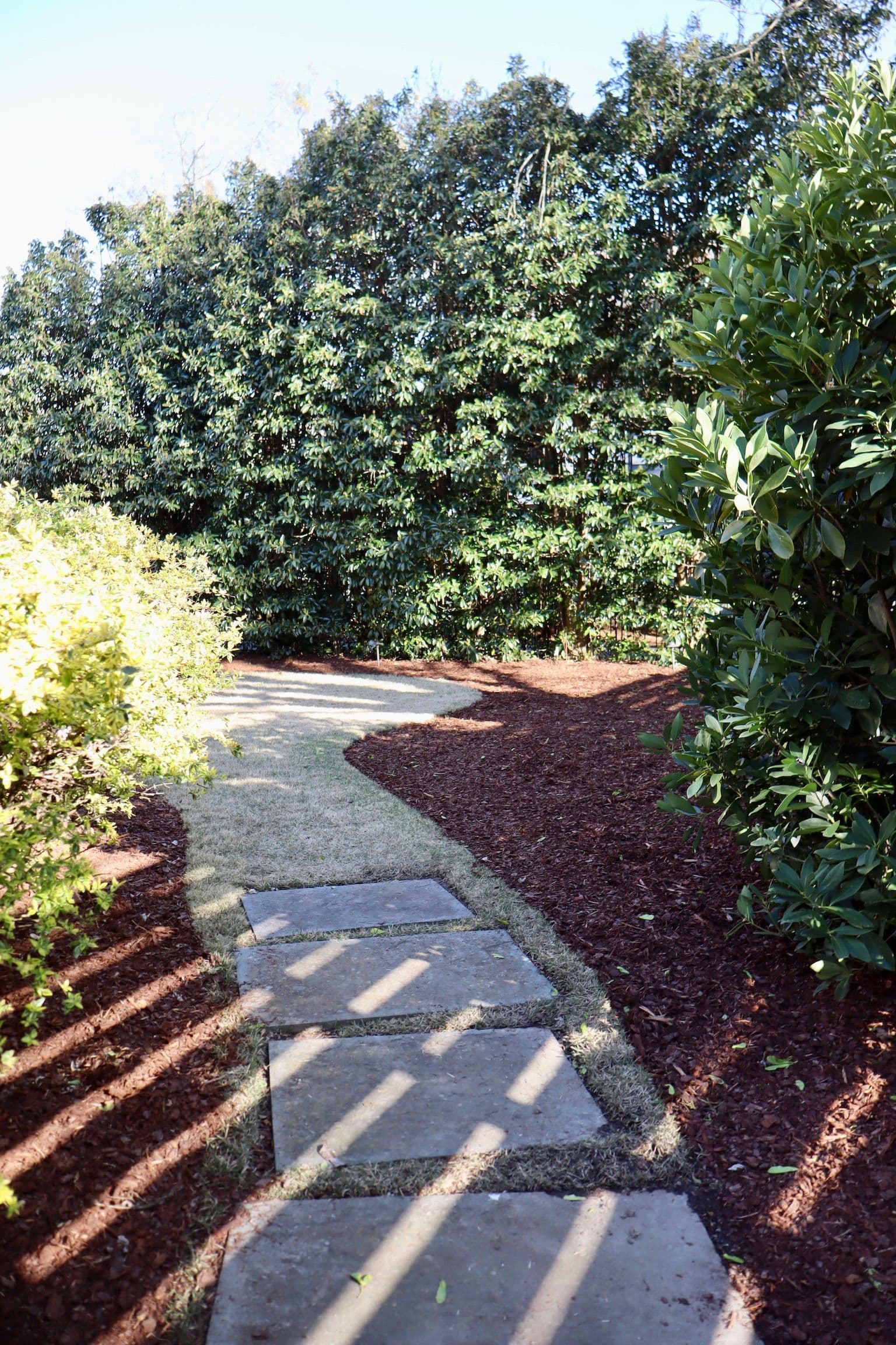 Gallery photos for Fresh Mulch and Cleaned Beds Give This Yard a Sharp Reset: Image #5